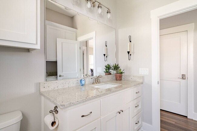 Building Photo - 804 1/2 Johnson Crawford Circle-SI ID1264805P