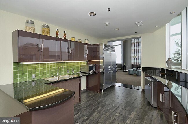 Building Photo - 5750 Bou Ave