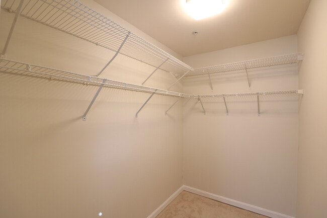 Building Photo - Spacious 2BD/2BA Condo with Balcony in Fou...