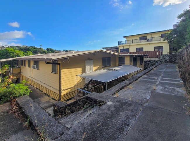 Building Photo - 4BR / 2.5Bath / 2+Pkg - Home in Moanalua G...