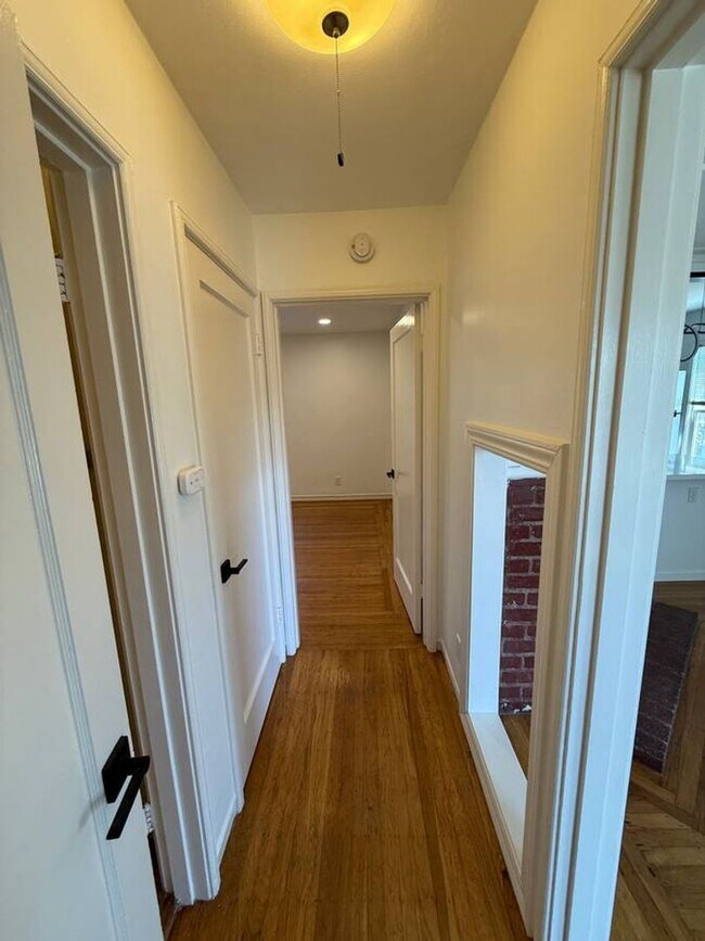 Building Photo - 1br - 700ft2 - Charming 8-unit apartment building. Walk to N. Berkeley BART