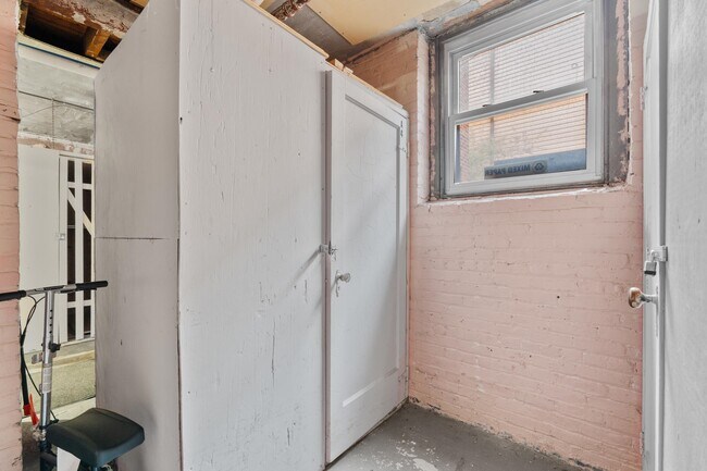 Building Photo - 122 W 39th St