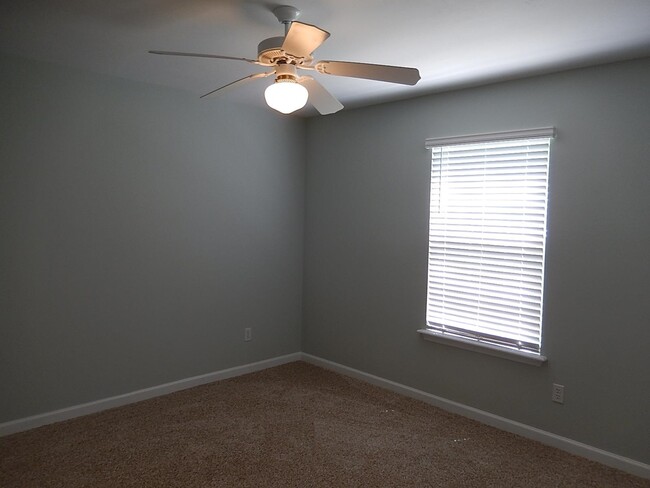 Building Photo - 1858 Vineland Ln