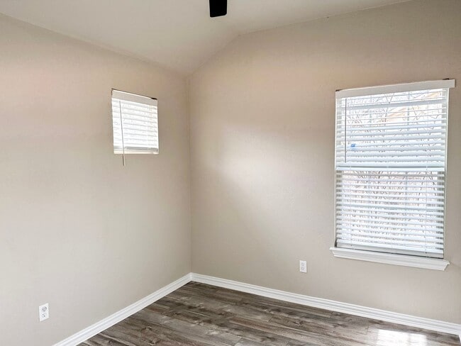 Building Photo - 505 Kingscote Ct