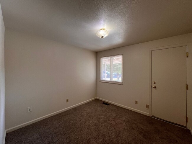Building Photo - 3 bedroom 2 bath South Reno Home