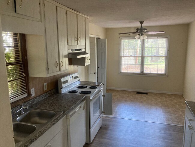 Building Photo - 110 W Wedgewood Cir