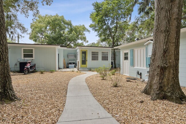Building Photo - Small Duplex on Amelia Island