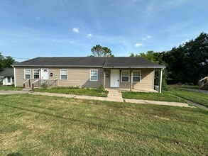Building Photo - Stunning Original Hardwoods & Seamless Single-Level Living in Oak Ridge!
