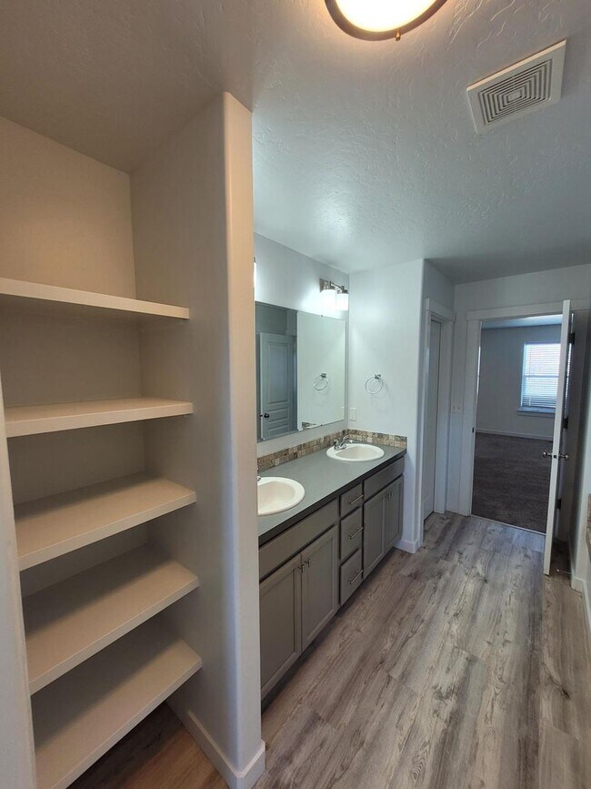 Building Photo - Spacious Home For Everyone!