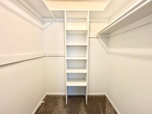 Building Photo - Cozy Updated End Unit Home In Virginia Beach