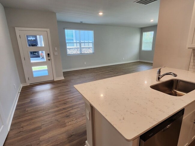 Building Photo - Stunning unit in 55+ community