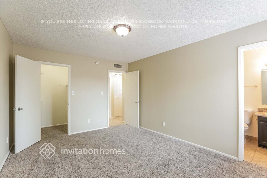 Building Photo - 2340 W Portobello Ave