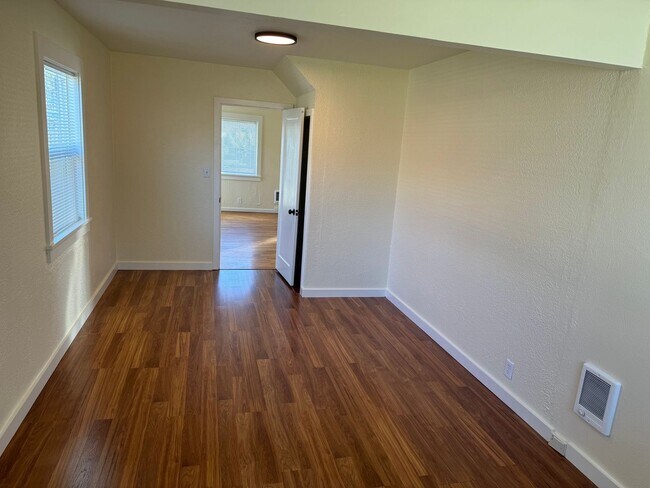 Building Photo - 4 Bedroom House in SE Eugene