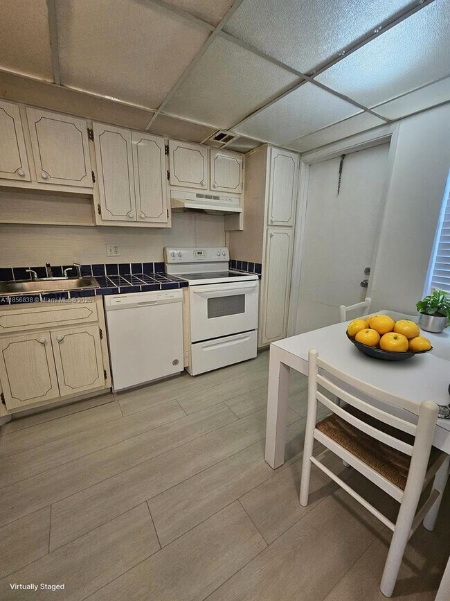 Building Photo - 2900 N Palm Aire Dr