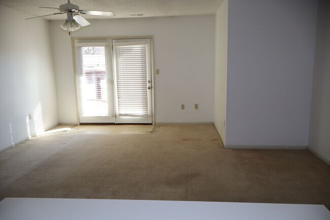 Building Photo - 506 Columbia Dr