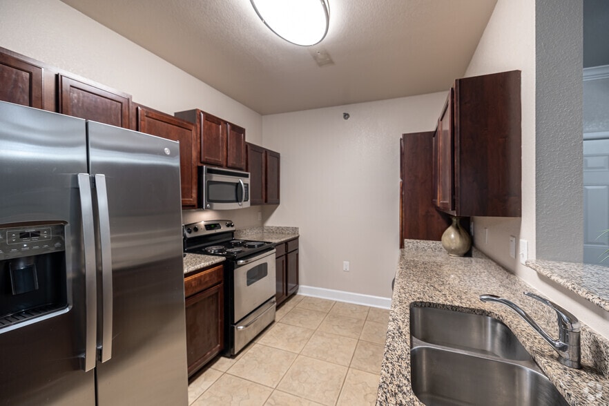 2BR, 2BA - 1,022SF - Kitchen - The Pointe Conway