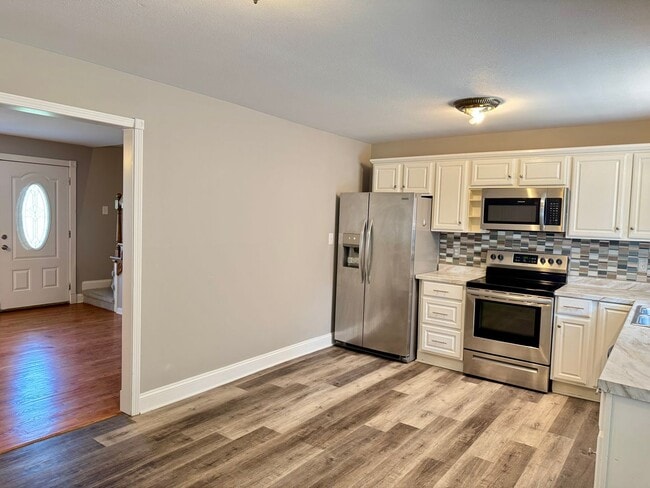 Building Photo - Convenient location! Cute 4 Bed 2 Bath hom...