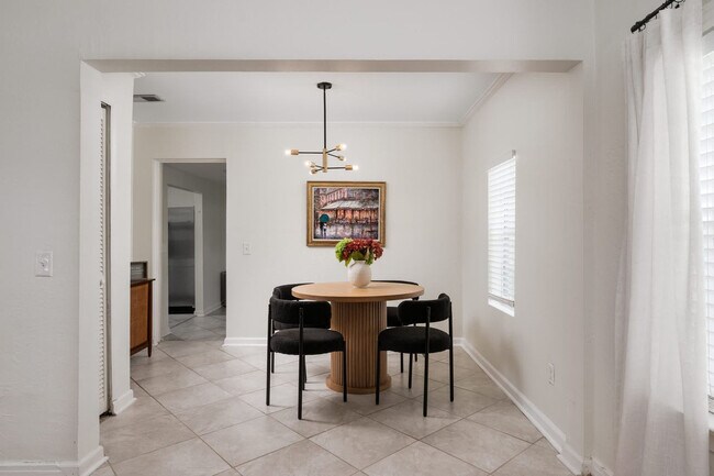 Building Photo - 1307 Formosa Ave