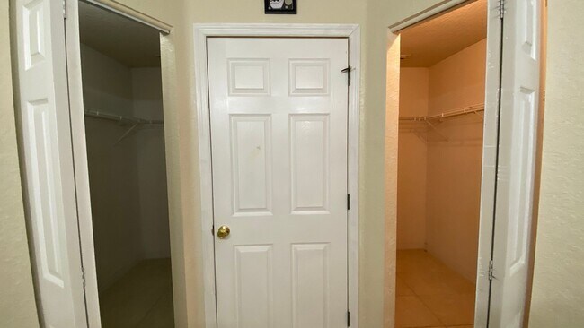 Building Photo - 523 Silver Way Dr