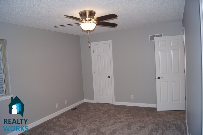 Building Photo - Well Maintained Townhome!