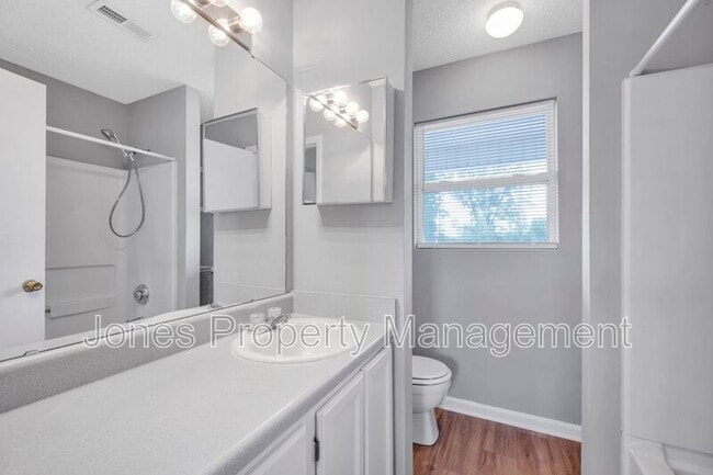 Building Photo - 301 Country Club Dr NE