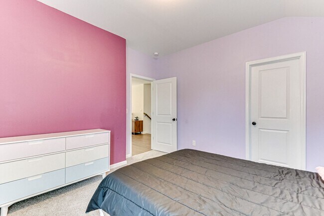 Building Photo - Two Story home in Quaker Knoll! Ready now !