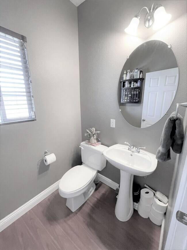 Building Photo - Desirable Old School Housing Community 3 bed x 2.5 Bath 2411 Sqft - Gated Community!!!