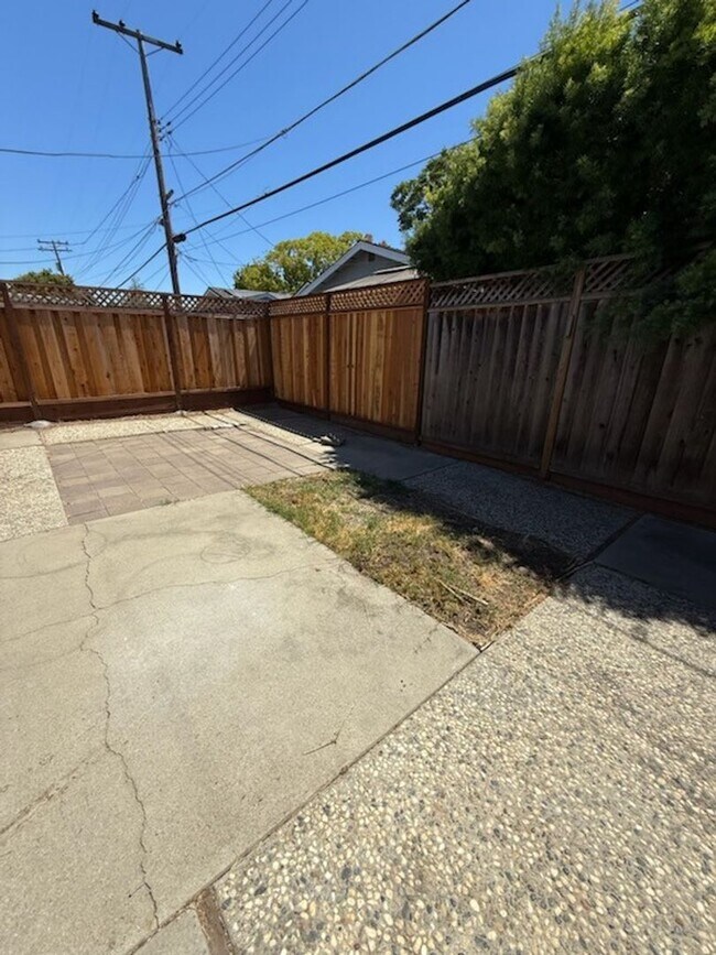 Building Photo - 3046-3048 Walgrove