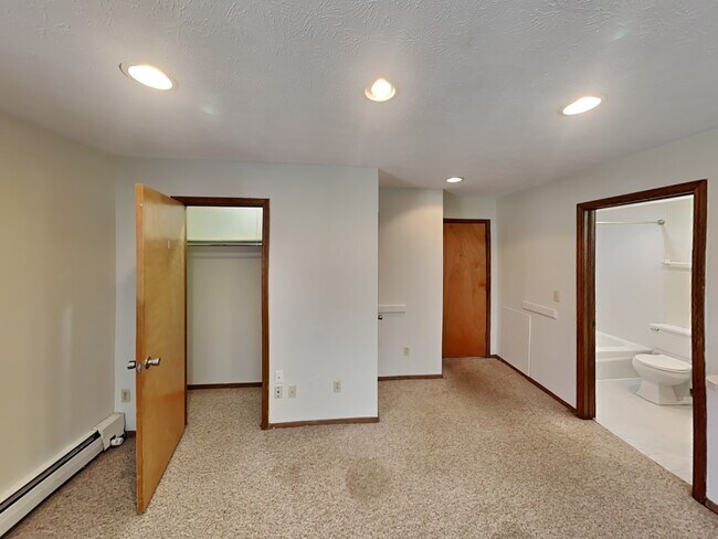 Building Photo - 49 E 14th Ave