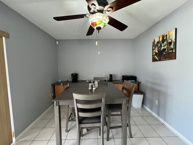 Building Photo - FURNISHED SHORT TERM SEASONAL RENTAL - 2 Bed / 2 Bath - Single Family, Pool Home (Heated) - $3,30...
