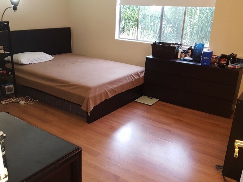 tree top view from bedroom - 3565 Linden Ave