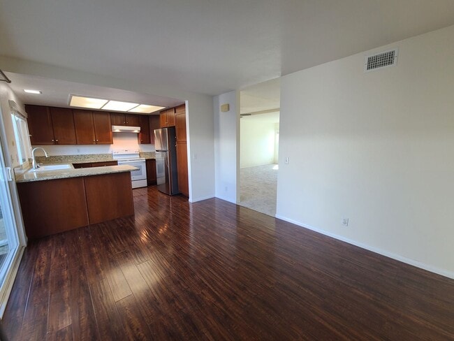 Building Photo - Spacious Two story 3 bed 2.5 baths + 2 car garage in great school district.