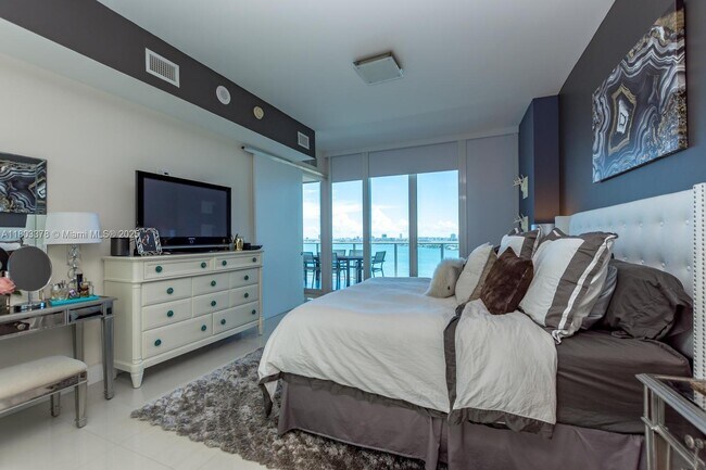 Building Photo - 2020 N Bayshore Dr