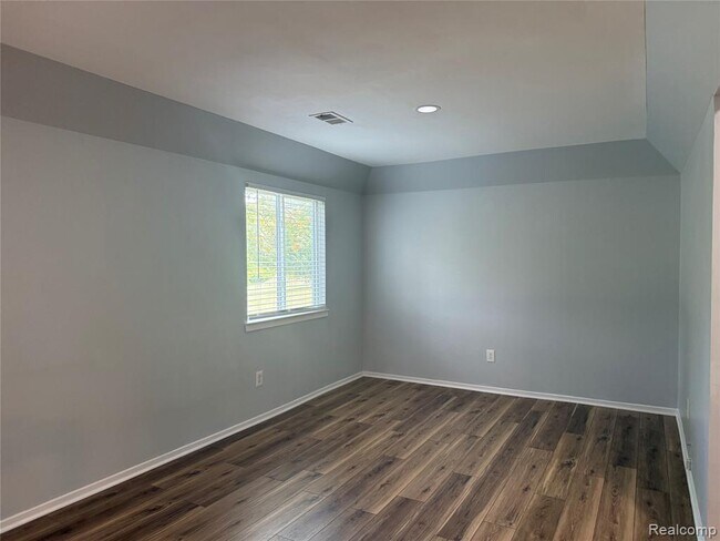Building Photo - 1116 Lakeview Cir