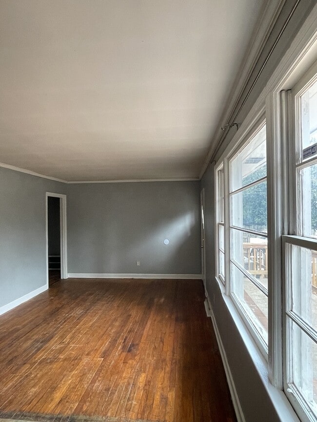 Building Photo - 3 bedroom 1.5 Bathroom