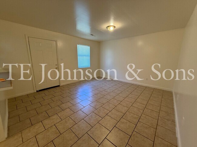 Building Photo - Comfortable 2 Bedroom Living with All Utilities Included on Oakcroft