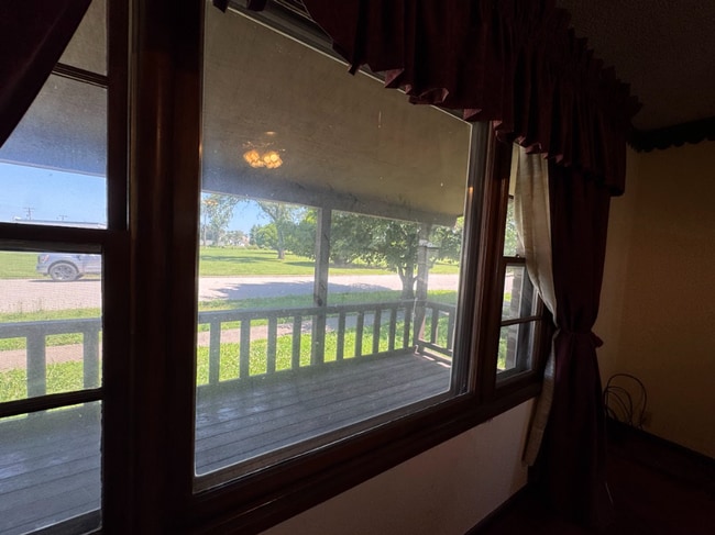 Building Photo - 4 Bed, 2 Bath Home - Apply Today!