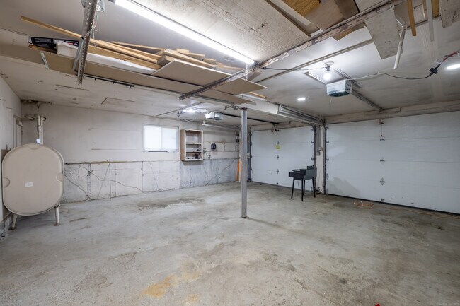 Building Photo - 90 Village Ln
