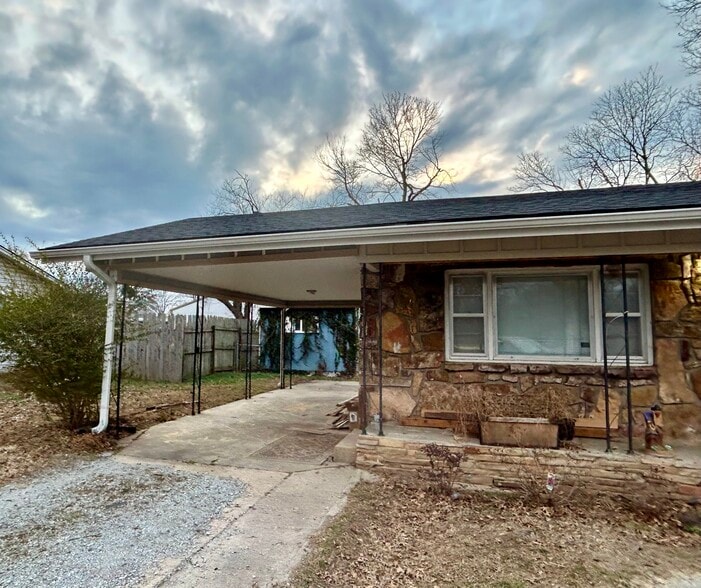 Building Photo - 1008 S Mill St