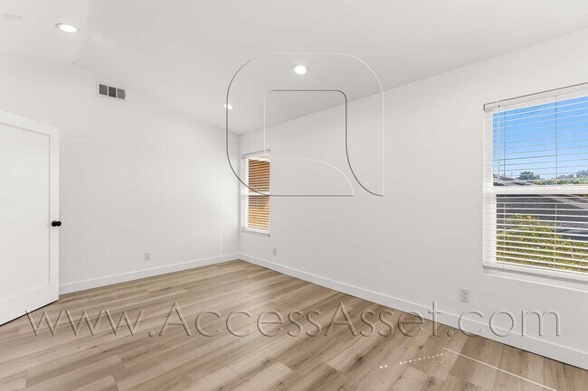 Building Photo - 10946 Thrush Dr