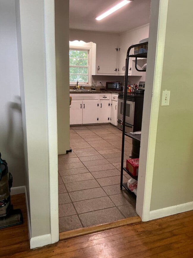 Building Photo - 3 bedroom 2 bathroom house conveniently lo...