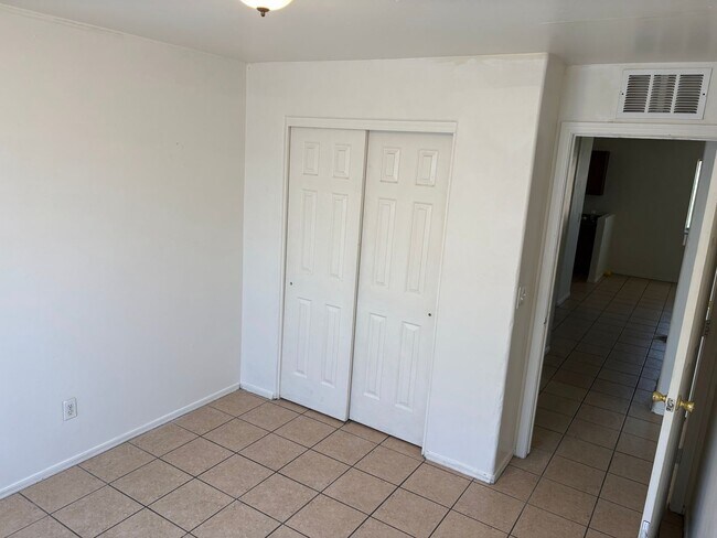 Building Photo - Beautifully Renovated 3 Bedroom Home -A/C-...