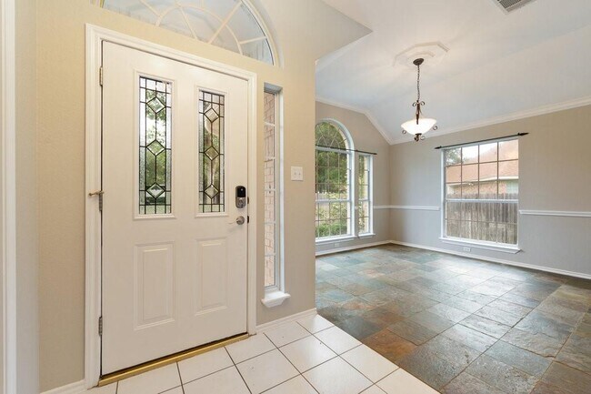 Building Photo - 2110 Red Oak Cir