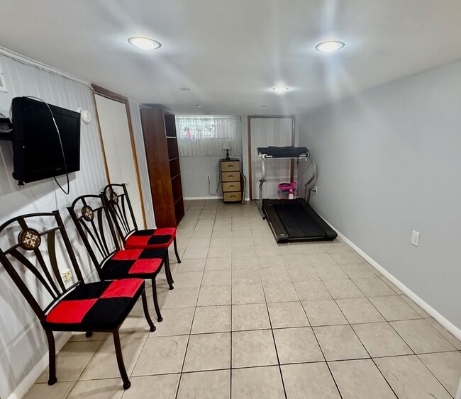 Building Photo - SPACIOUS & MODERN 3 BED/1.5 BA HOUSE w/ Central AC-HARDWOOD Flooring-WASHER/DRYER & Rear PATIO in...