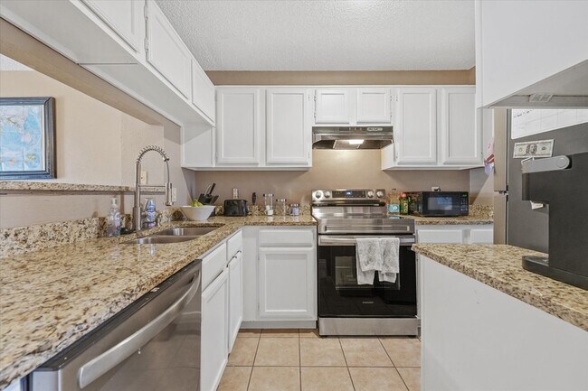 Building Photo - 621 Carriagehouse Ln