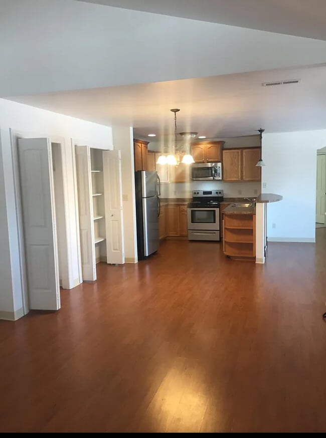 Building Photo - 2720 Hidden Dr