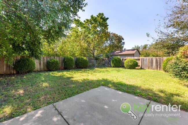 Building Photo - 3 Bedroom 2 Bathroom Family Ready Home