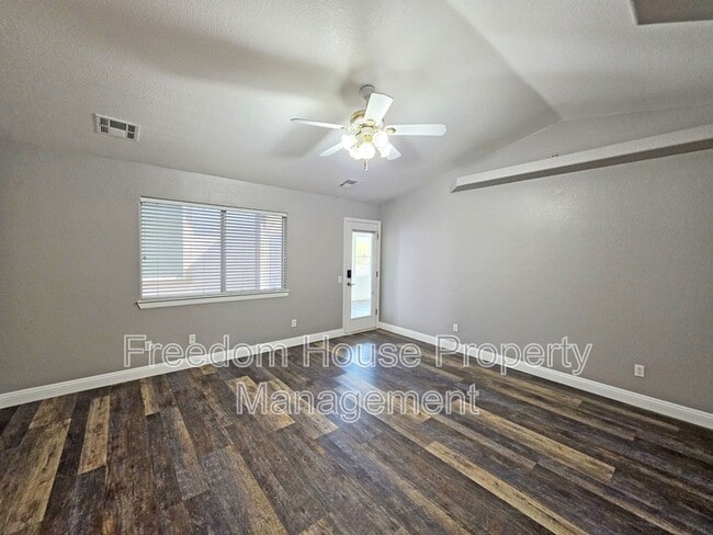 Building Photo - 3630 E Vineyard Dr N