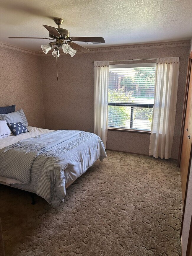 Building Photo - 475 E Mercedes Ave