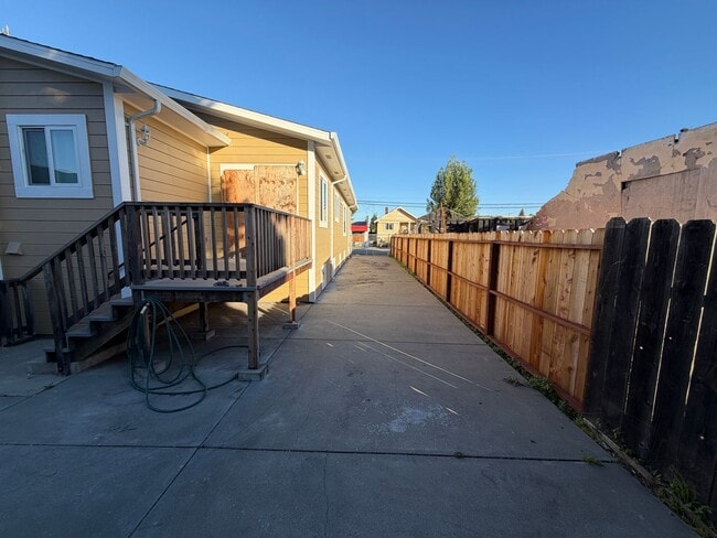 Building Photo - 985 Williams St